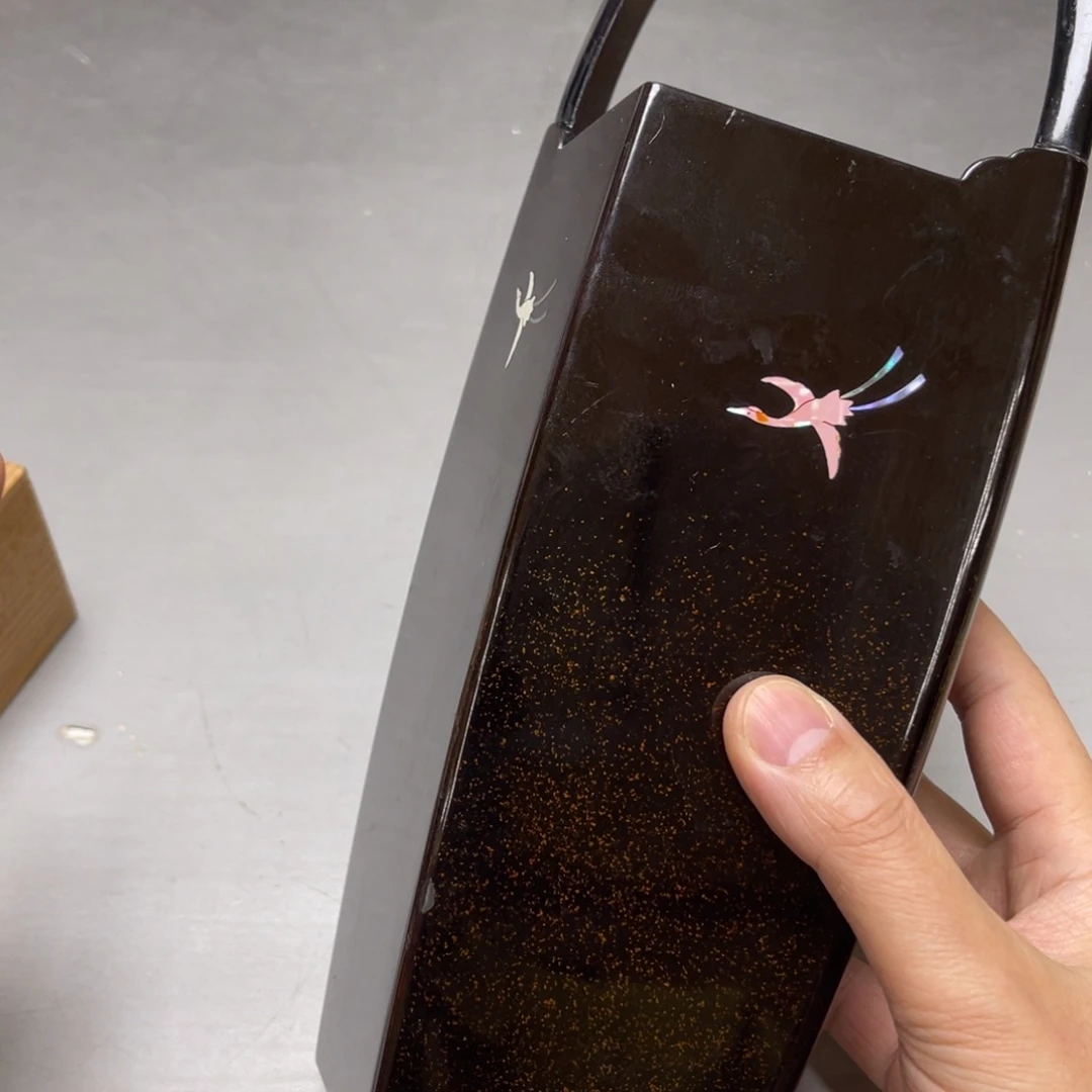 瓷片五****欢密密麻麻地排列着一个