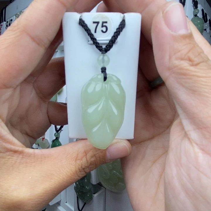 石英质玉未镶嵌颈饰