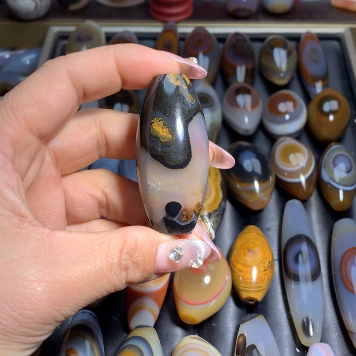 玛瑙/玉髓未镶嵌颈饰卫**人吊坠