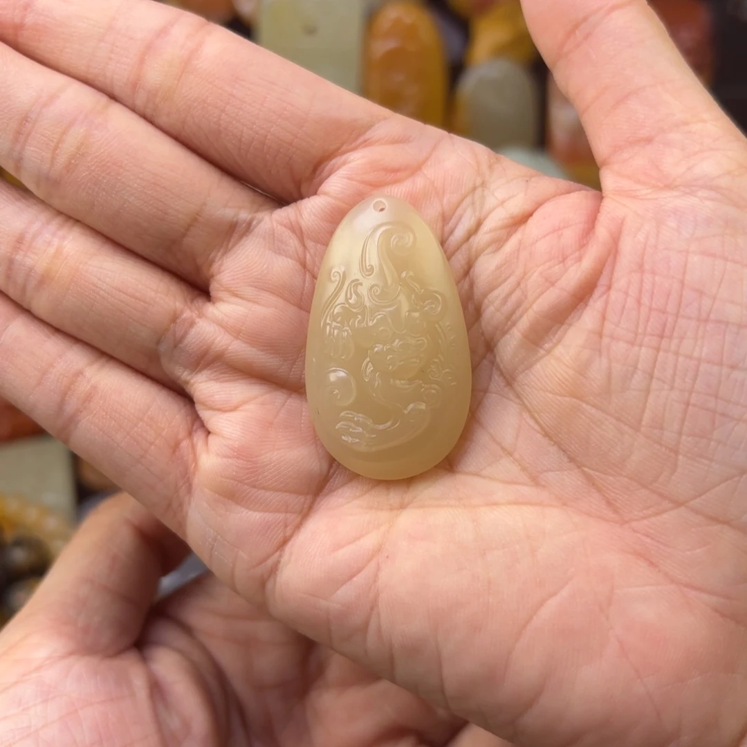 缘***石石英质玉未镶嵌黄蜡石吊坠