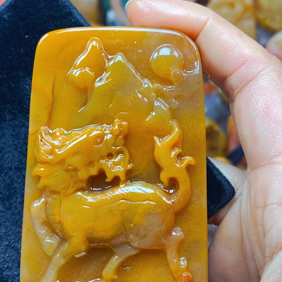 未镶嵌石英质玉（黄龙玉）颈饰