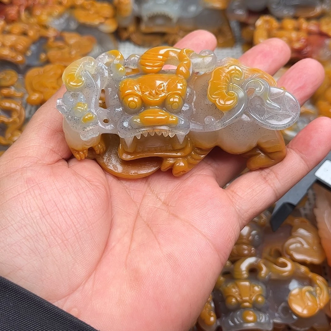 石英质玉（黄龙玉）未镶嵌颈饰