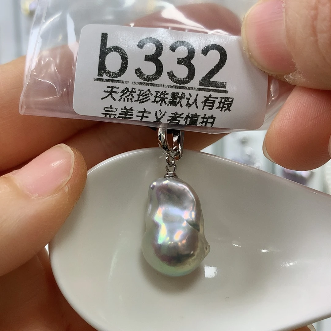 M***喜未镶嵌淡水珍珠颈饰