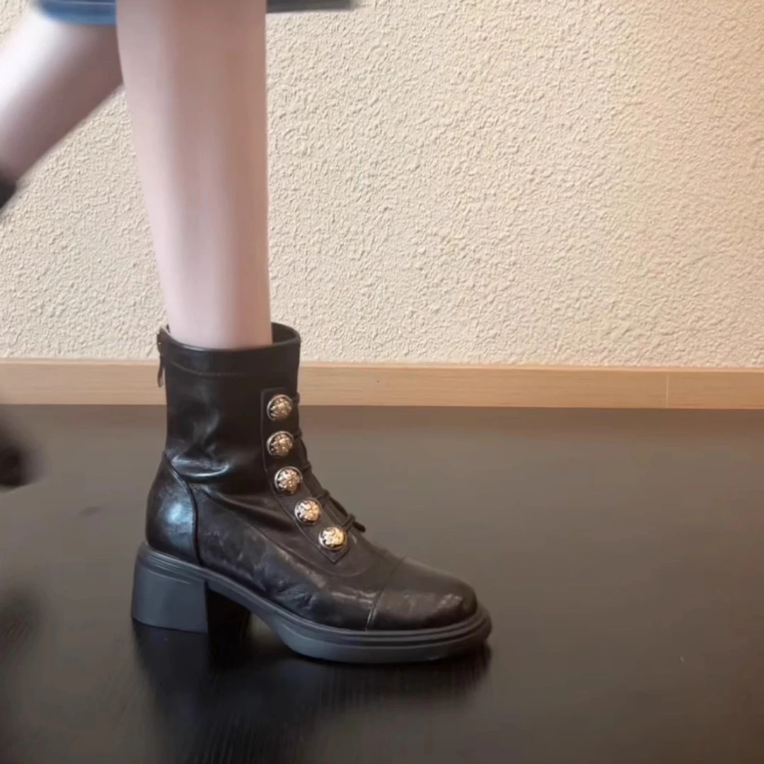 Pokoy-5/7cm马丁靴女英伦粗跟厚底瘦瘦靴小金扣徽章圆头弹力靴子