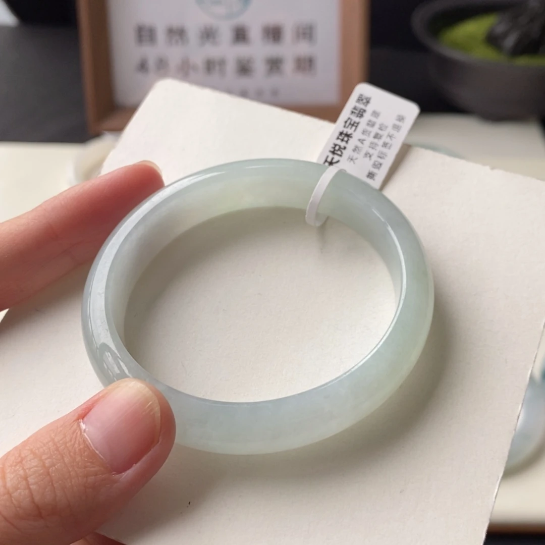 翡翠手镯未镶嵌贵妃