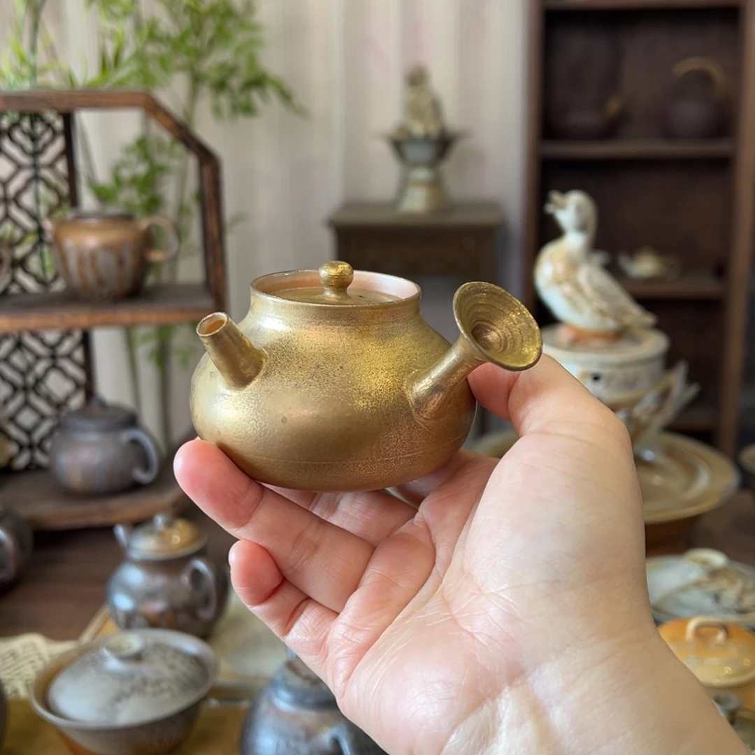 29中白描金侧把壶