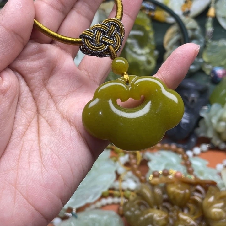 蛇纹石玉吊坠合金