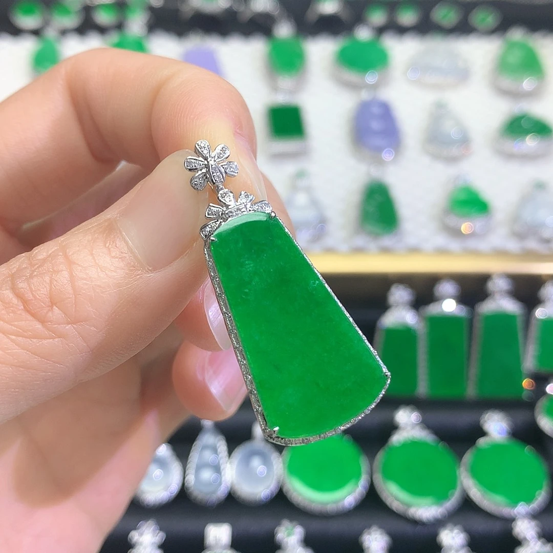 颈饰18K金镶嵌翡翠吊坠