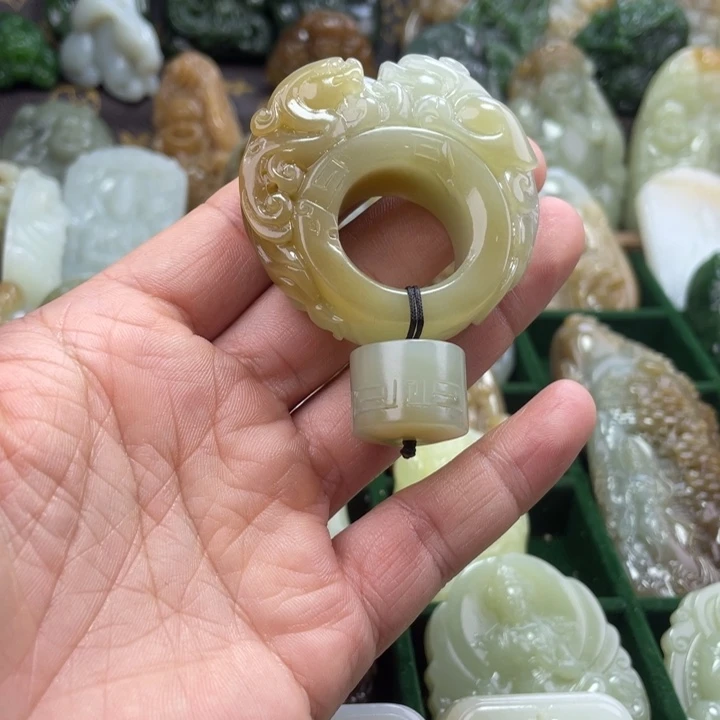 与***进和田玉（糖玉）未镶嵌颈饰