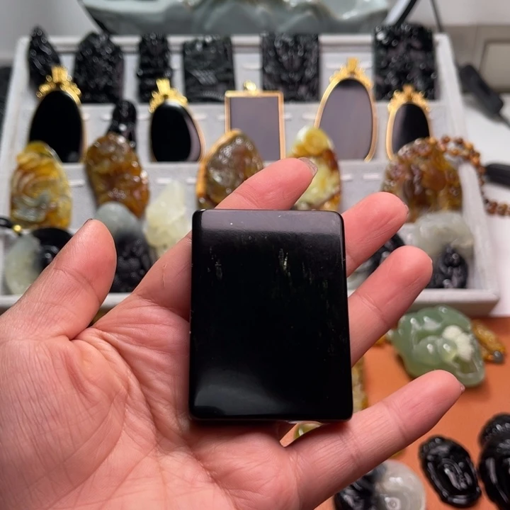 卖***货蛇纹石玉未镶嵌颈饰