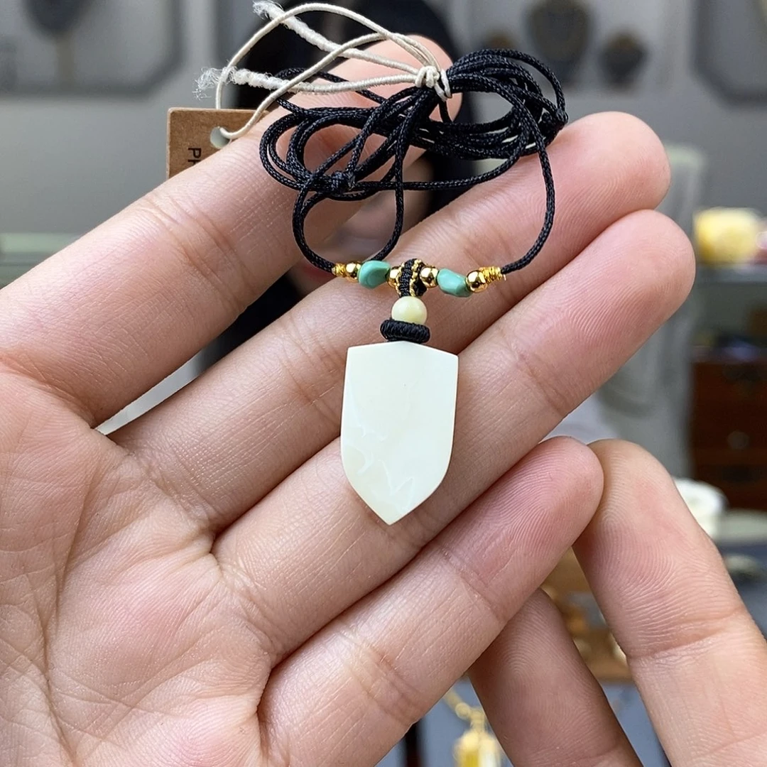 琥珀裸石未镶嵌蜜蜡盾牌