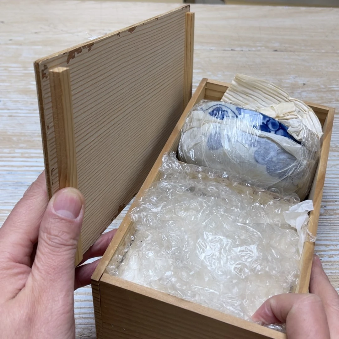 瓷片繁****浓密密麻麻地排列着一个