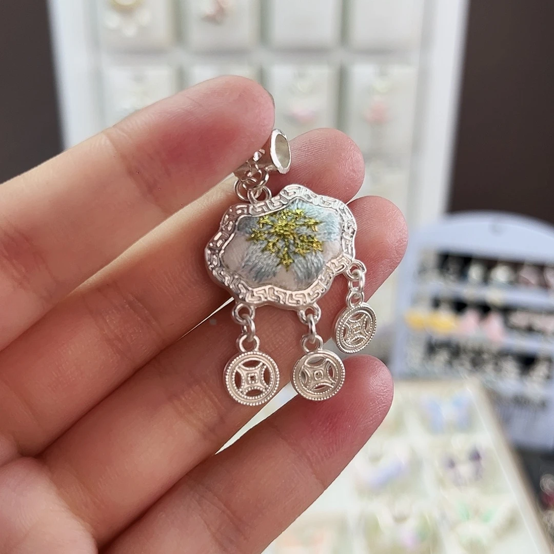 布艺合金苗绣吊坠
