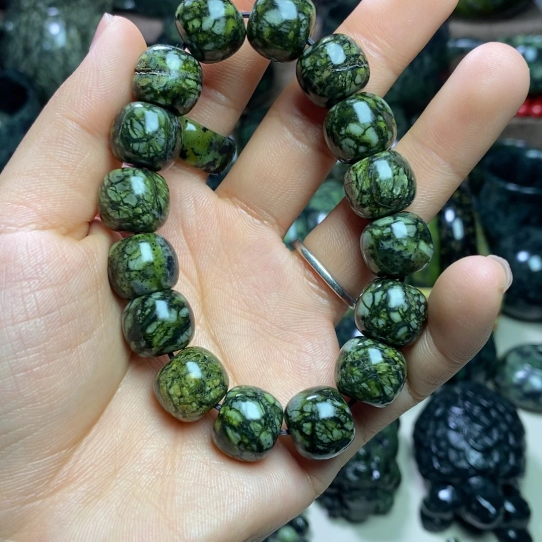 未镶嵌蛇纹石玉吊坠有伤瑕