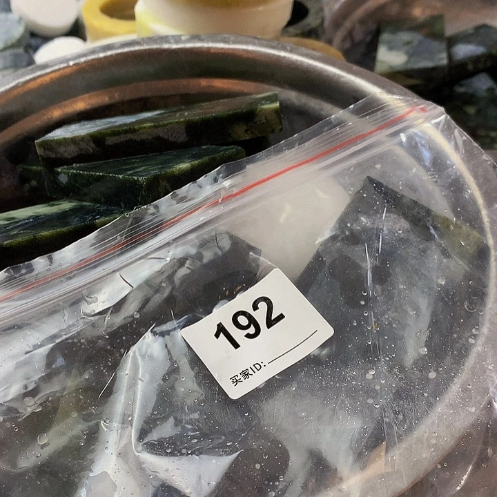 蛇纹石玉未镶嵌珠宝半成品以**主