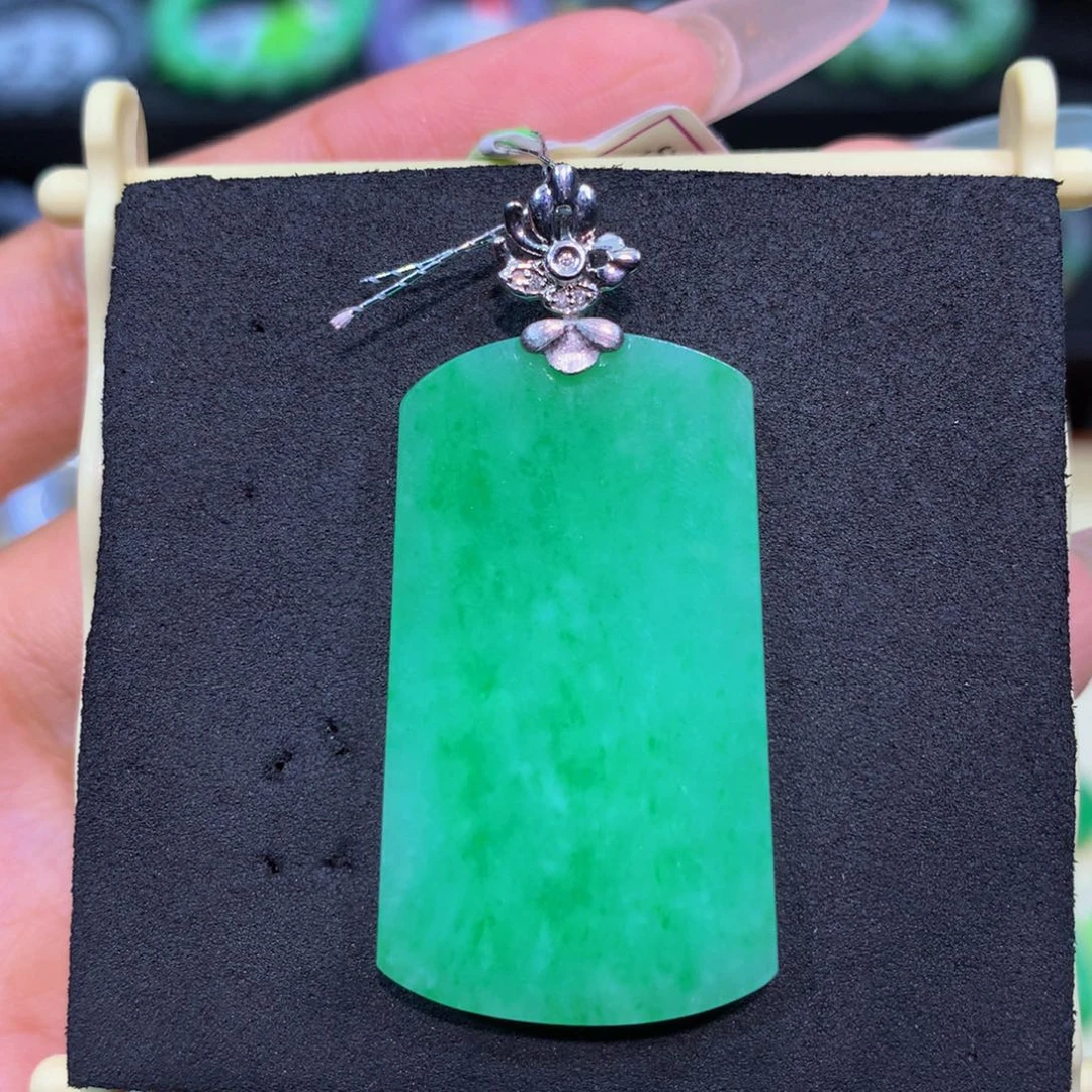 翡翠18K金镶嵌颈饰翡翠