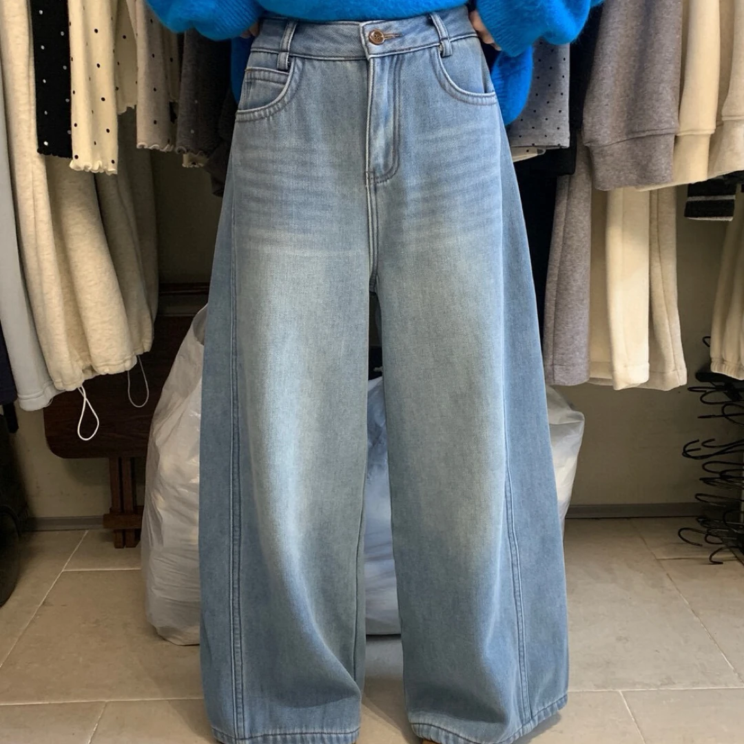 浅蓝色直筒加绒牛仔裤