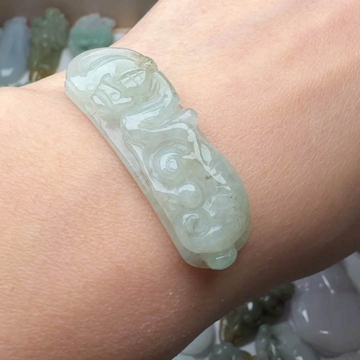 翡翠未镶嵌颈饰手牌