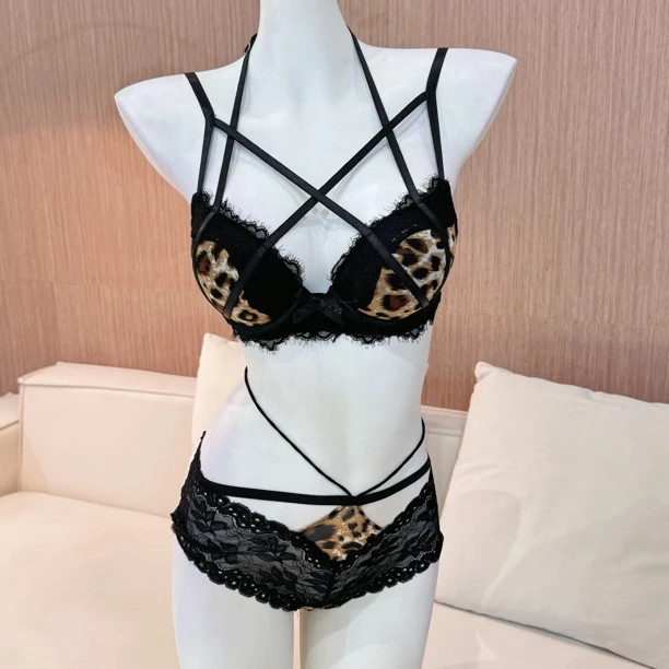 《魅惑丛生 》厚杯精油球蕾丝内衣套装