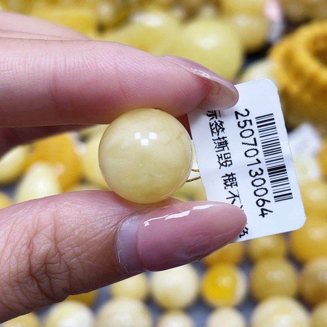 洪****蜜蜡未镶嵌裸石15.1mm瑕