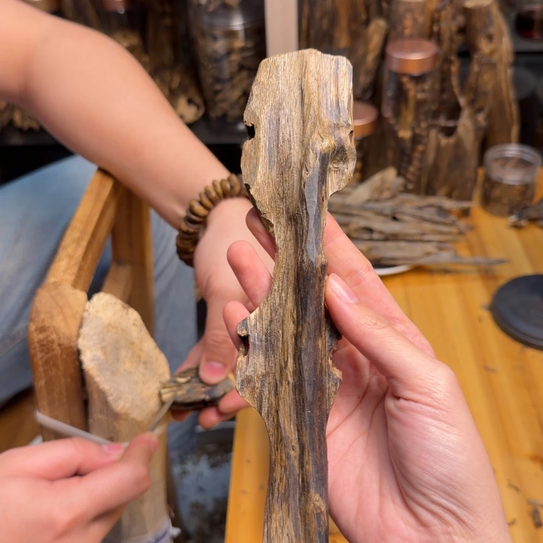 沉香碎屑沉香蓝宝石块料34克