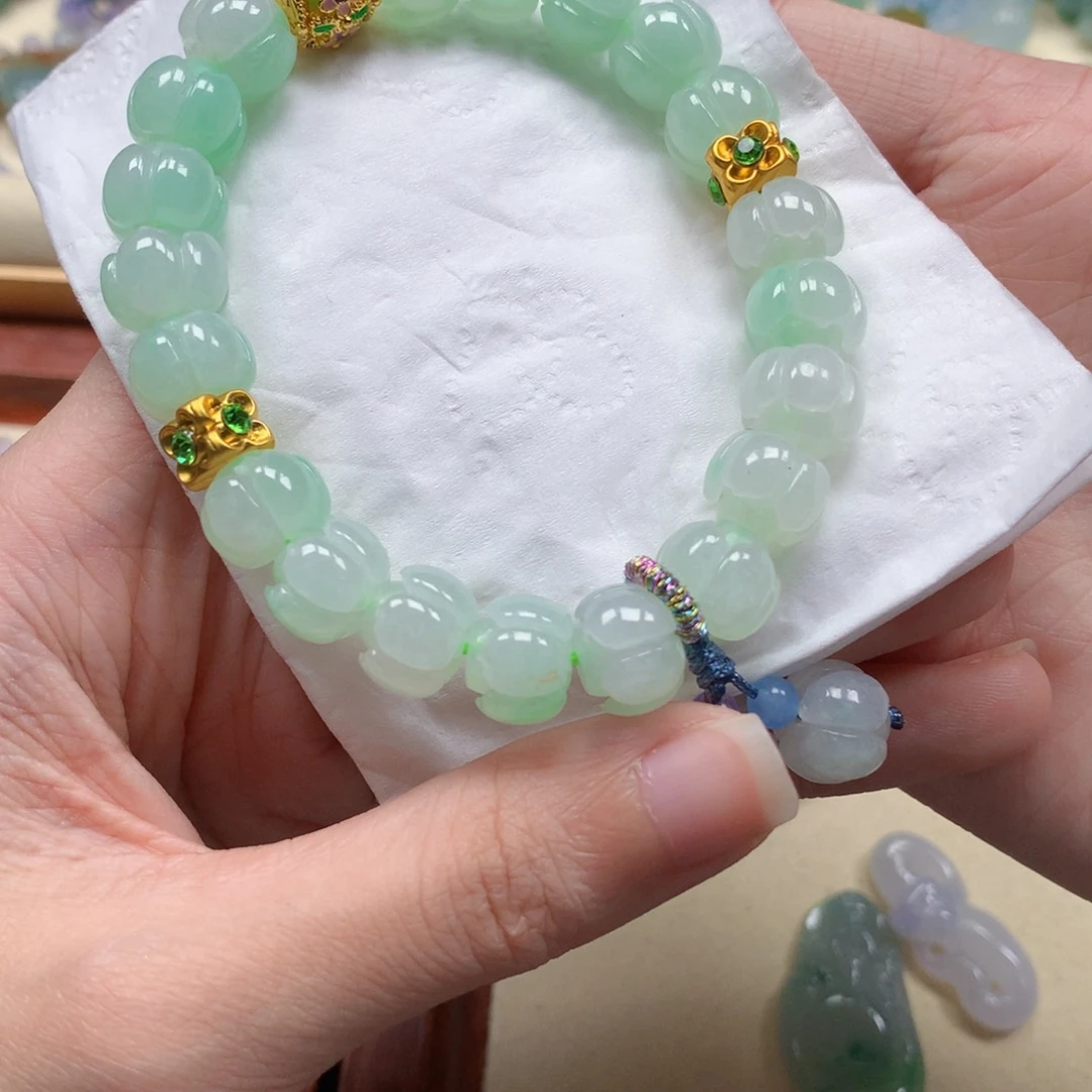 翡翠未镶嵌颈饰是