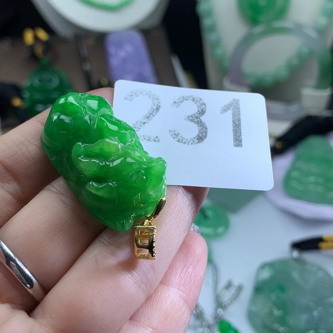 翡翠未镶嵌吊坠(赠链)