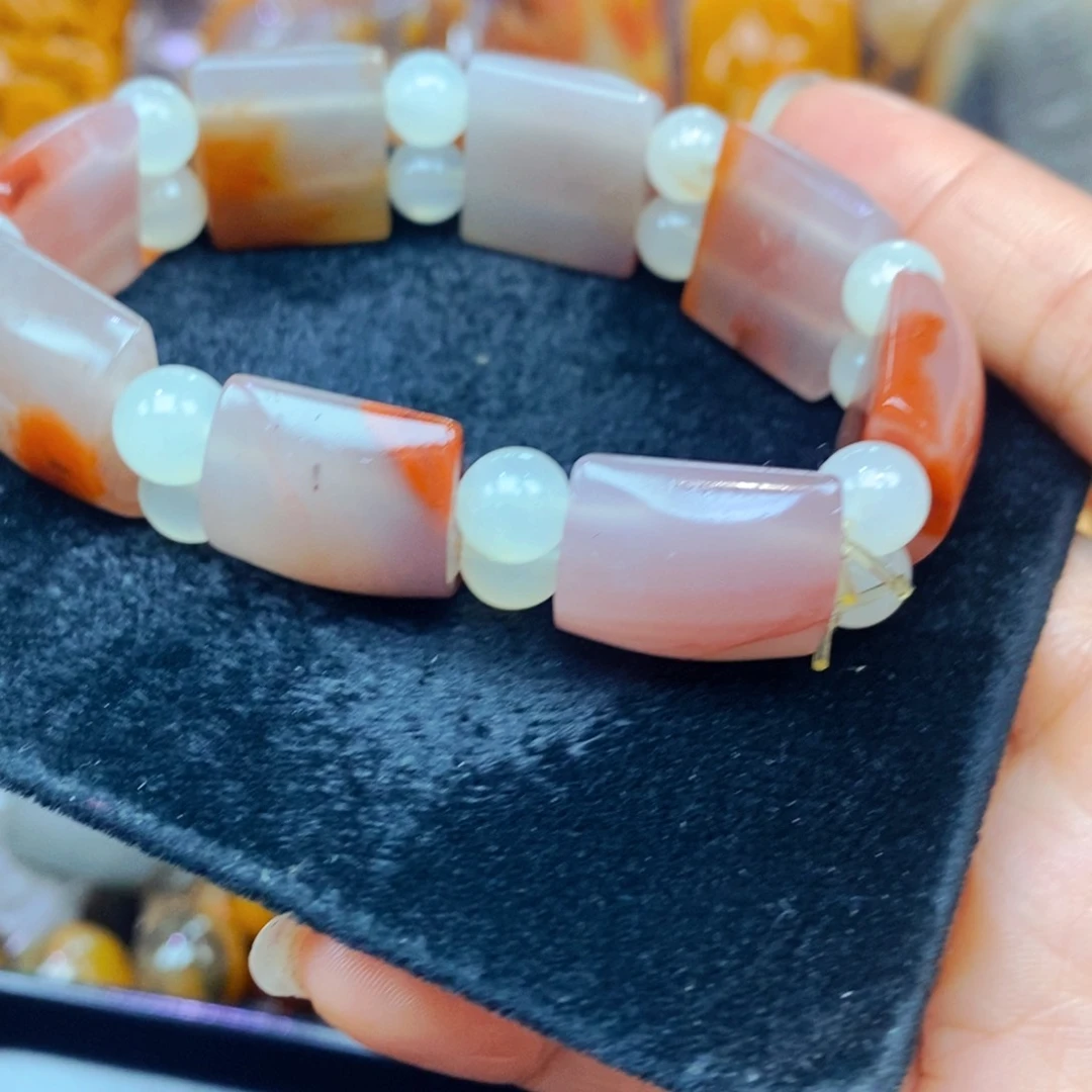 未镶嵌石英质玉（黄龙玉）颈饰