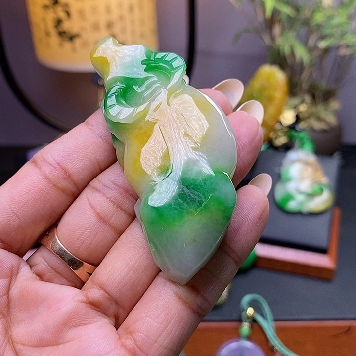 翡翠未镶嵌吊坠(赠链)