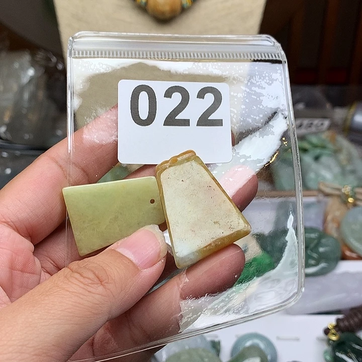 翡翠颈饰未镶嵌绿*翡翠