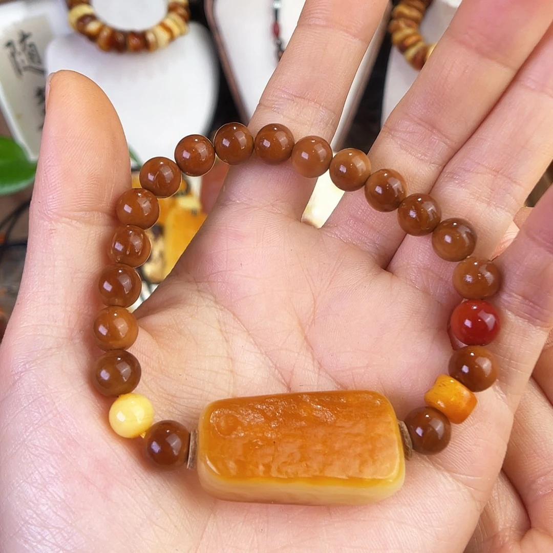 琥珀珠宝奇石未镶嵌。