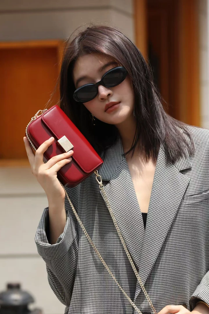 欧尚典小众轻奢时尚链条锁扣小包包女2025新款牛皮便携式小方包