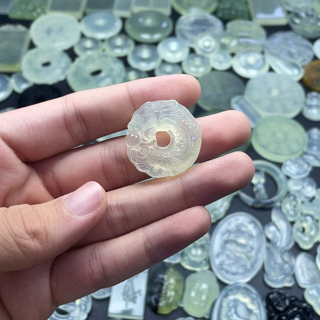 岫玉未镶嵌颈饰龙扣