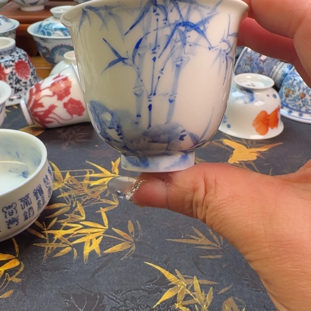 汪***生微微瑕铃铛杯一个