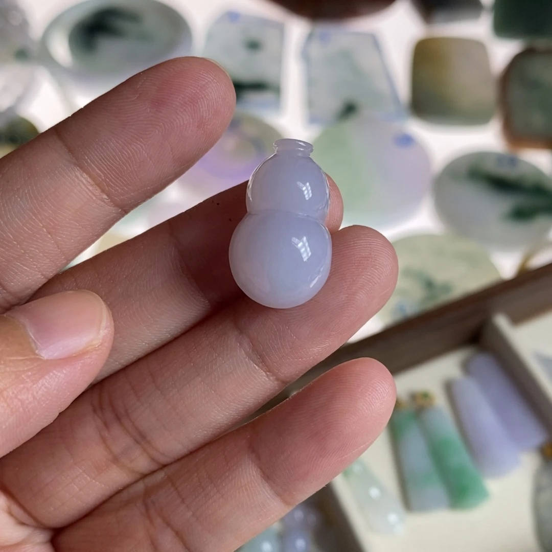 翡翠未镶嵌颈饰葫芦