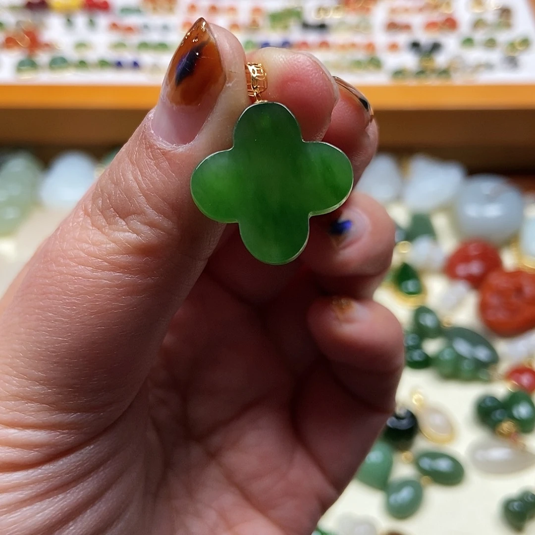 和田玉吊坠18K金镶嵌