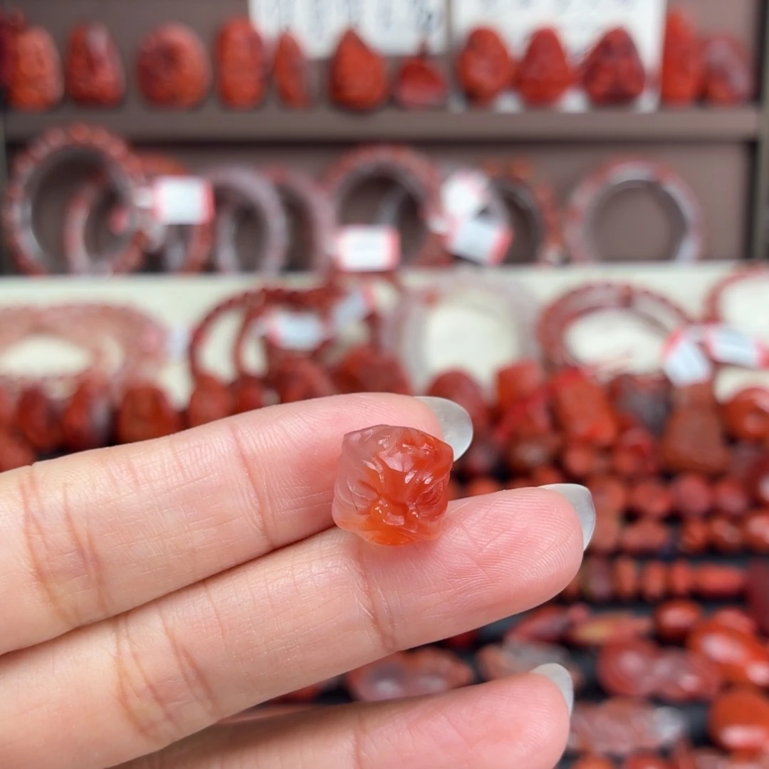 南红玛瑙未镶嵌颈饰醒狮头12+