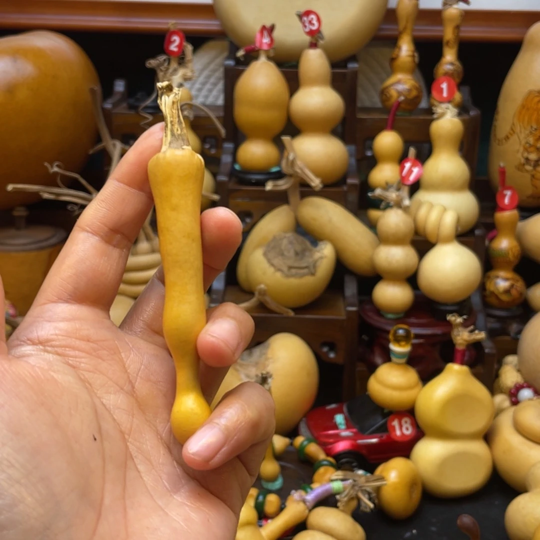 用****4葫芦等多种颜色的花鸟图案组成了