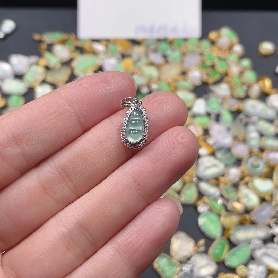 翡翠颈饰18K金镶嵌洛***虎天然翡翠18kA货