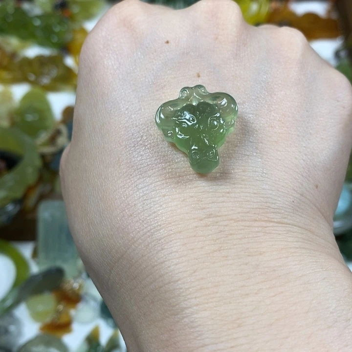 蛇纹石玉未镶嵌吊坠