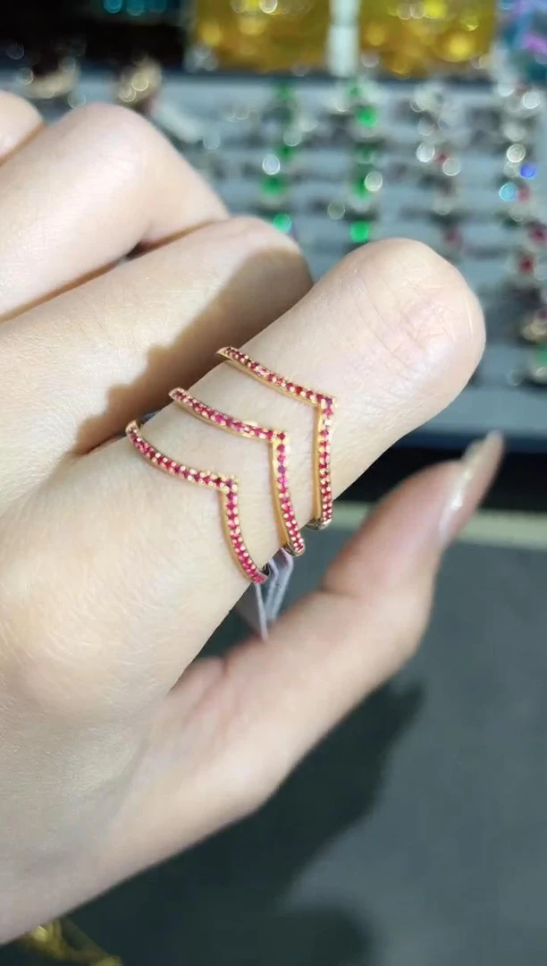 18K金镶嵌红宝石戒指V款排戒 多样性发其一