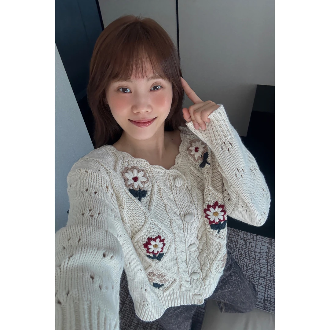 JINGDL【萦绕在心头】法式小众舒适菱形花朵重工刺绣针织开衫毛衣