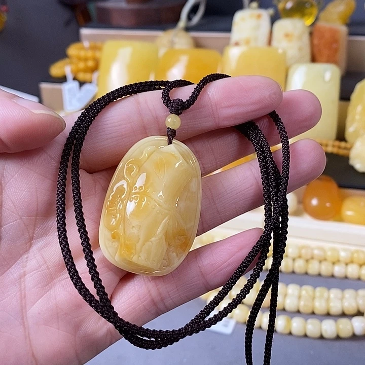 琥珀未镶嵌裸石雕刻件