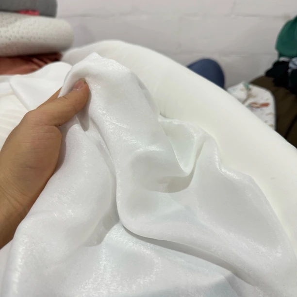 110 表面有雾感光泽的绸缎面料5米价