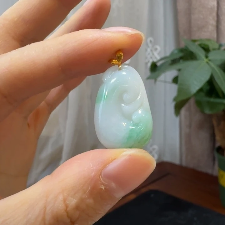 翡翠18K金镶嵌颈饰如意