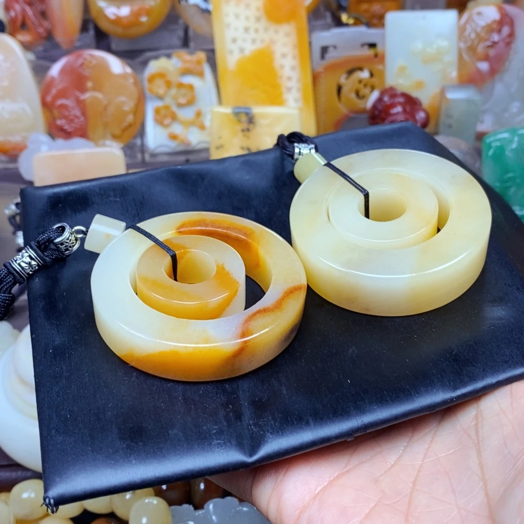 石英质玉（黄龙玉）颈饰未镶嵌