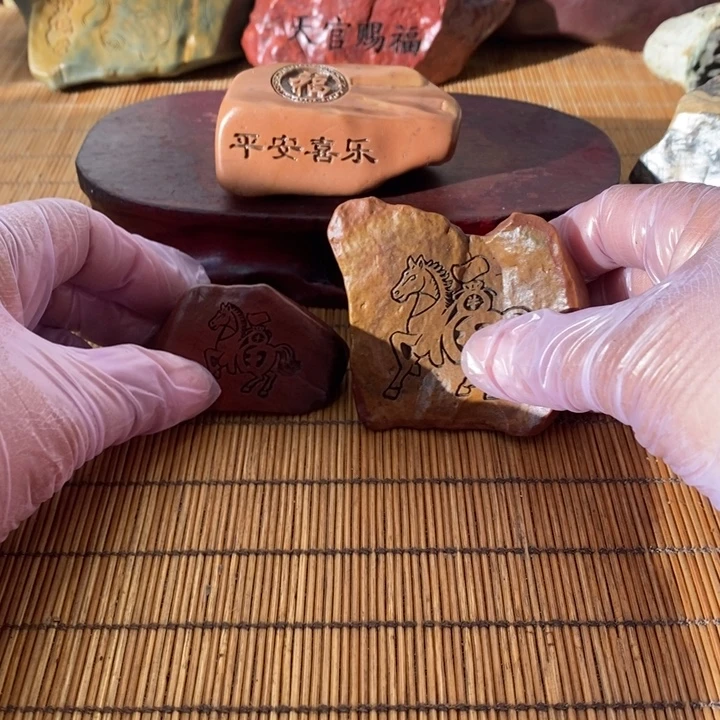 蕾***的原石雕刻工艺品手把摆件