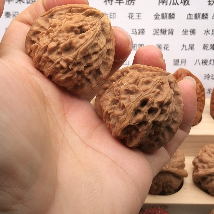 把件文玩核桃三角白，边42，有黄