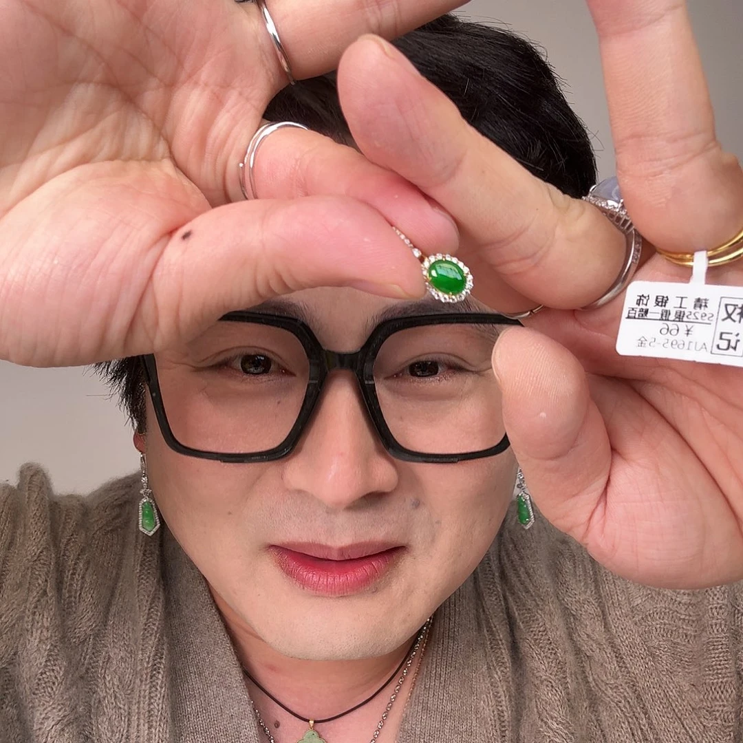 翡翠未镶嵌颈饰一件