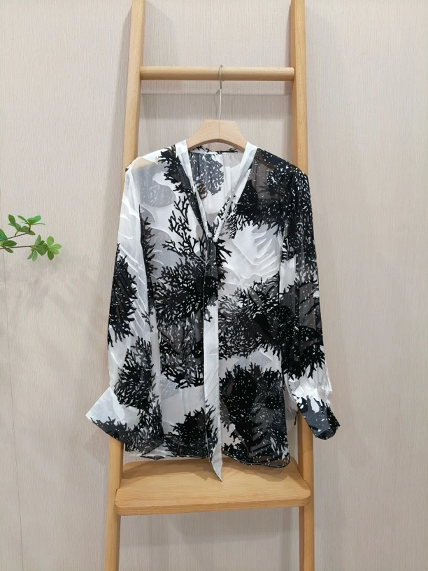 【Hua】633494夏季新款气质轻薄飘逸通勤烧花工艺长袖桑蚕丝衬衫